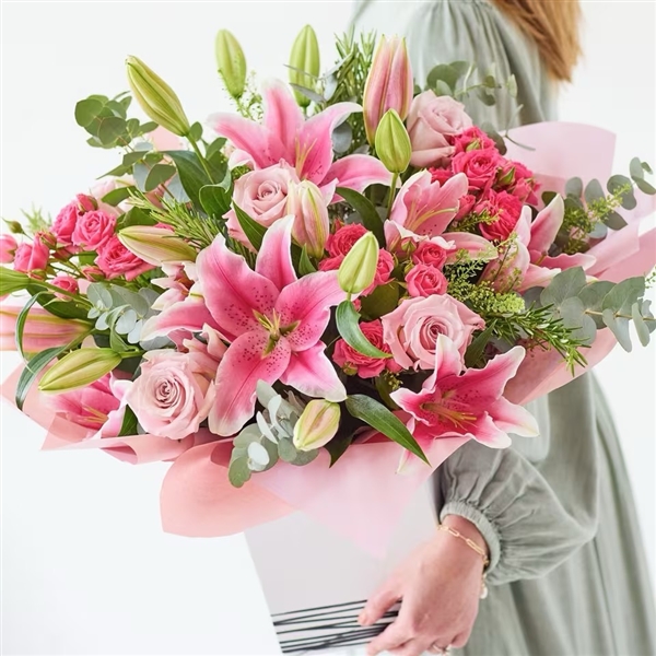 LUXURIOUS PINK ROSES AND LILY